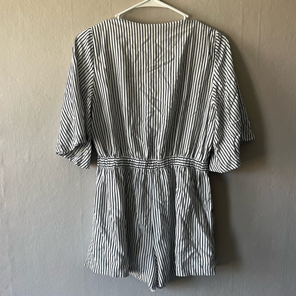🛍️Abercrombie & Fitch Striped Tie Front Romper Size Small - Picture 7 of 8